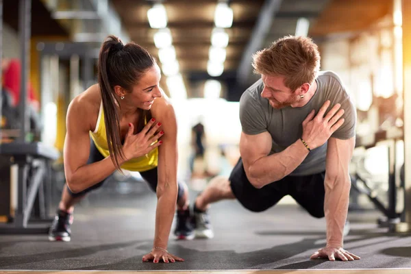 Entrenamiento de fitness en pareja —  Fotos de Stock