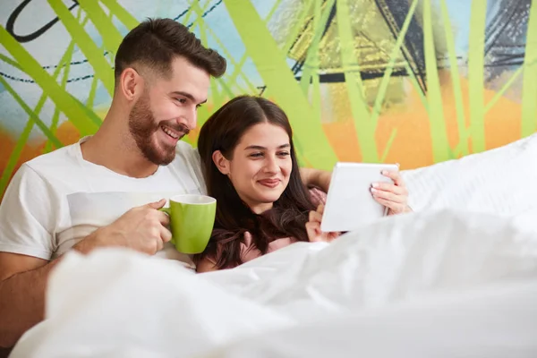 Manhã relaxante juntos na cama — Fotografia de Stock