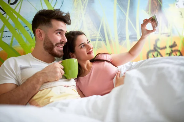 Selfie i sängen tillsammans — Stockfoto
