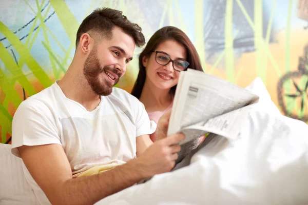 Ochtendnieuws in bed — Stockfoto