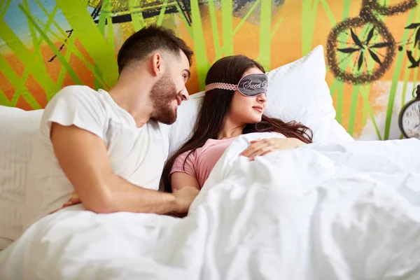 Flicka sover med sovande mask i sängen — Stockfoto