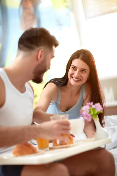 Frukost tillsammans i sovrum — Stockfoto