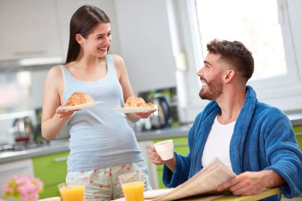 Fru som serverar frukost i köket — Stockfoto