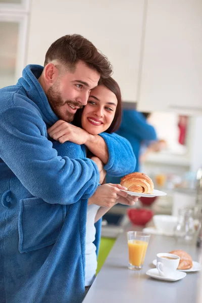 Abrazo matutino en la cocina — Foto de Stock