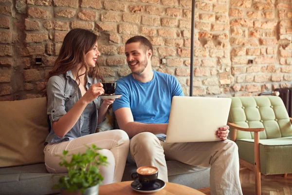 Paar trinkt Cappuccino im Café — Stockfoto