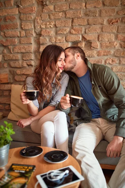 Amorösa par i café — Stockfoto