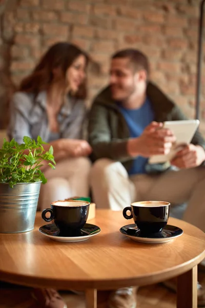 Två kaffe koppar på bordet — Stockfoto