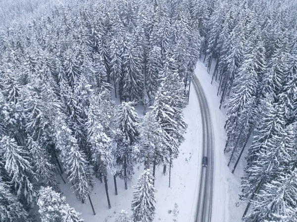 积雪的路上与一辆车的顶视图 — 图库照片