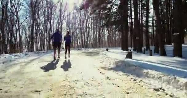 Casal inverno correndo na neve — Vídeo de Stock