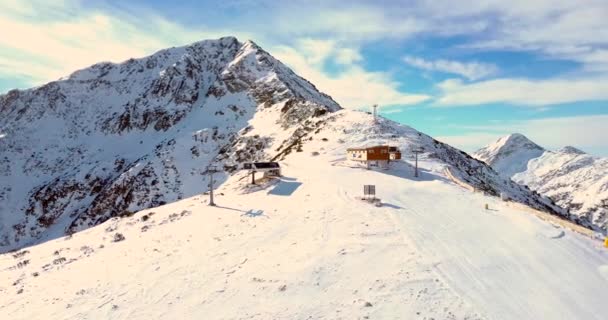 Vuelo aéreo sobre la montaña nevada en invierno — Vídeo de stock