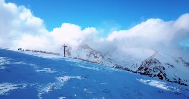 Εναέρια πτήση πάνω από το χιονισμένο βουνό το χειμώνα — Αρχείο Βίντεο