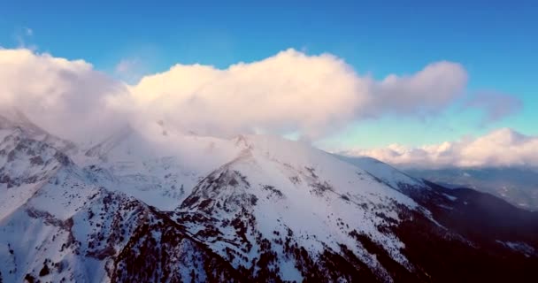 Εναέρια πτήση πάνω από το χιονισμένο βουνό το χειμώνα — Αρχείο Βίντεο