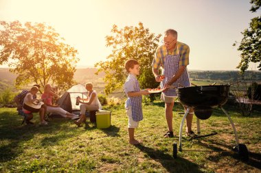 Barbekü ile aile pikniği