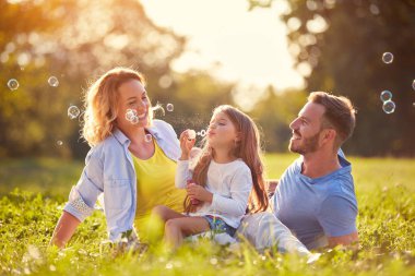 Aile çocuk darbe sabun köpüğü ile 