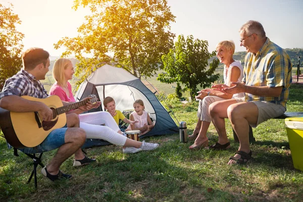 Familie camping in het park — Stockfoto