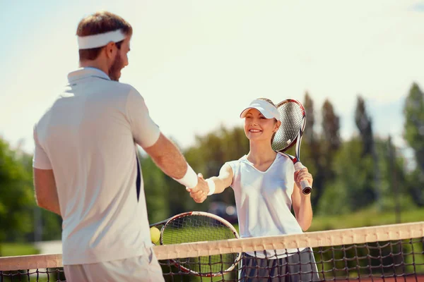 Skakar hand efter tennis träning — Stockfoto