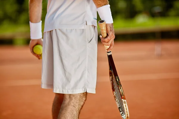 Joueur de tennis sur le terrain, vue arrière — Photo