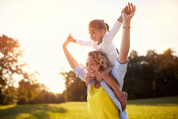 Lykkelig mor med datter i parken – stockfoto