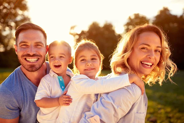 Feliz familia sonriente — Foto de Stock