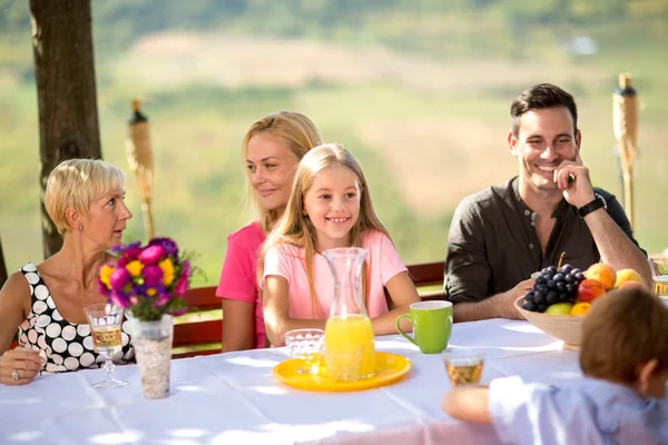 Gelukkig familie genieten van — Stockfoto