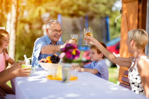 Abuelos con nieto en el picnic — Foto de Stock