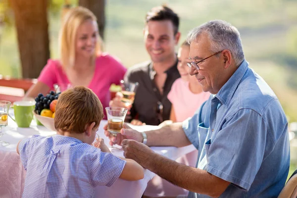 Großvater mit Familie genießt — Stockfoto