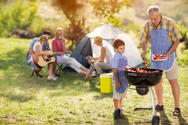 Generation familie madlavning på grill - Stock-foto