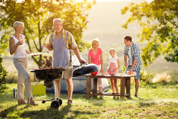 Щасливе покоління сім'ї мають вечірку барбекю — стокове фото