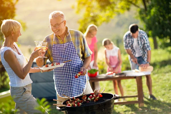 Familia feliz teniendo una fiesta de barbacoa — Foto de Stock