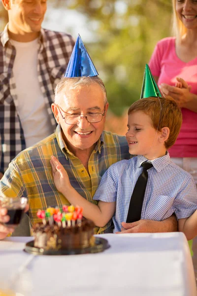 Farfar och barnbarn på part födelsedagsfirande — Stockfoto