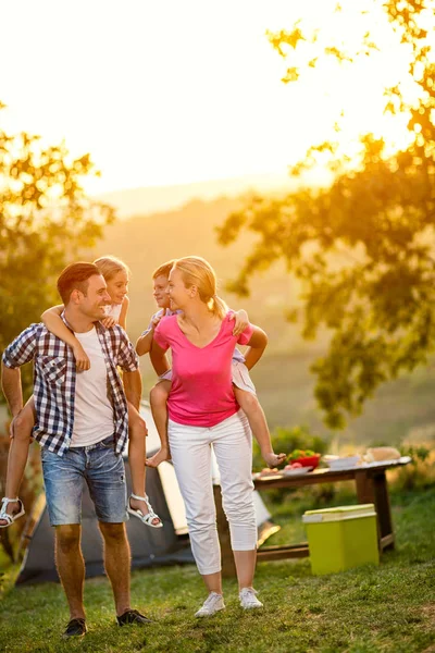 Famiglia in vacanza a giocare insieme — Foto Stock