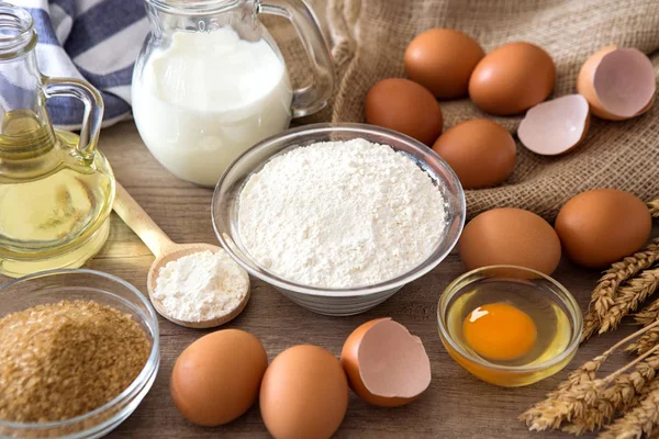Basic ingredients for baking — Stock Photo, Image