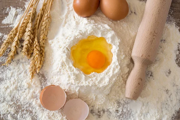 Baking ingredients -mixing egg and flour top view — Stock Photo, Image