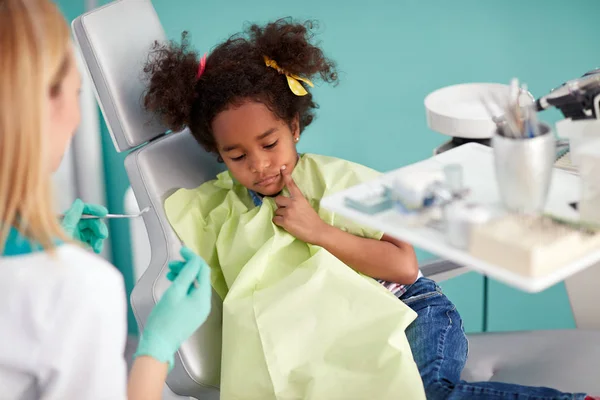 Ledsen flicka i tandvårdsklinik — Stockfoto
