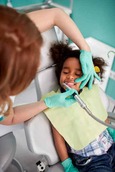 Dentes polonês dentário para paciente jovem — Fotografia de Stock