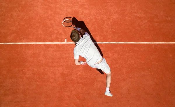 볼을 타격 하는 테니스 선수의 상위 뷰 — 스톡 사진
