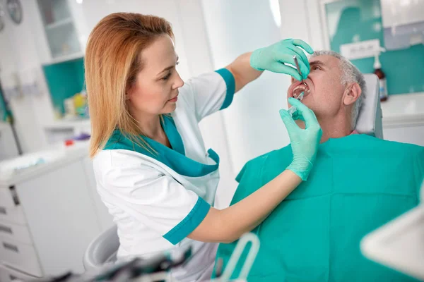 Senior mannelijke patiënt ontvangende anesthesie met spuit — Stockfoto