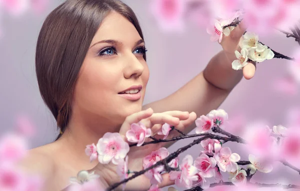Kvinna våren skönhet — Stockfoto