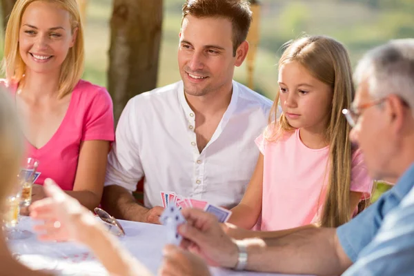 Gruppe von Menschen sitzt und spielt Karte — Stockfoto