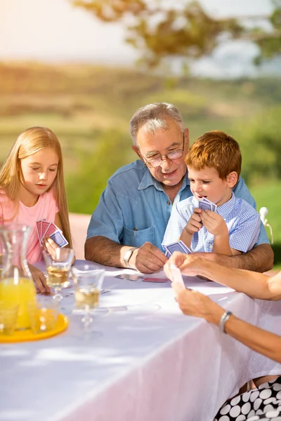 Children are playing card — Stock Photo, Image