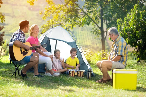 Boldog családi élvezi piknik — Stock Fotó