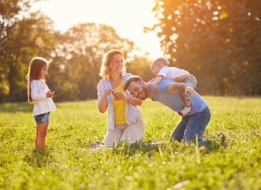 Sırtımda genç çocuk baba