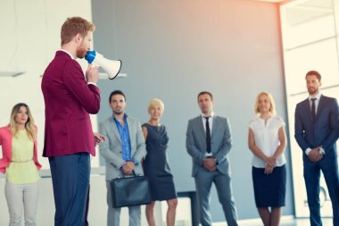 lider iş ekibi konuşuyor megafon ile