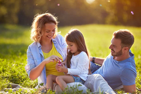 Tjej att ha kul med såpbubblor utomhus — Stockfoto