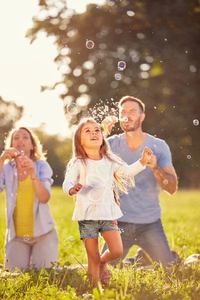 Fun pour enfant femelle avec bulles de savon — Photo