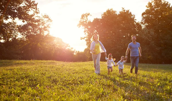 Rodzina biegająca w parku — Zdjęcie stockowe
