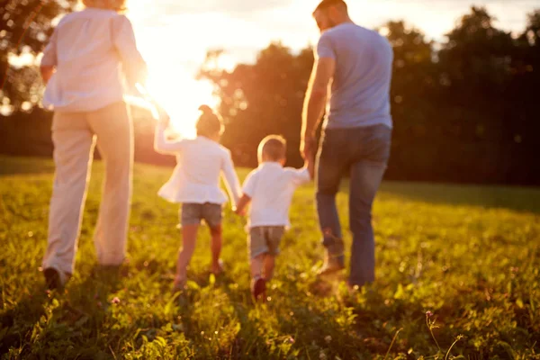 Fondo borroso de la familia en la naturaleza — Foto de Stock