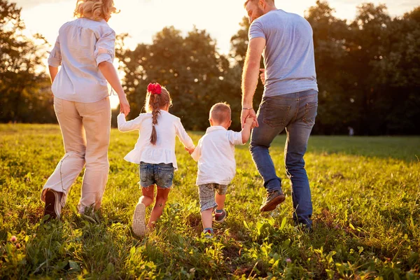 Padres con niños caminando en la naturaleza, vista trasera —  Fotos de Stock