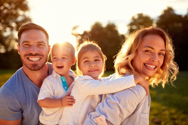 Pais felizes com filhos fora — Fotografia de Stock