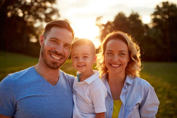 Sonriente familia juntos, retrato — Foto de Stock